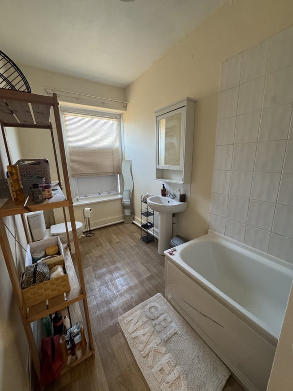 Room Woodville Road in Cardiff
