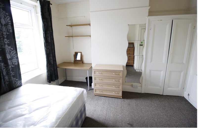 Room Woodville Road in Cardiff