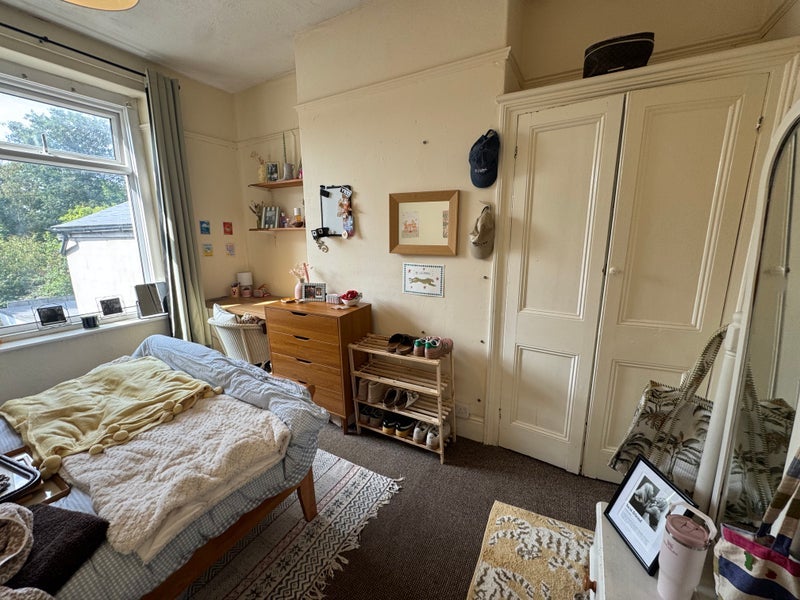 Room Woodville Road in Cardiff