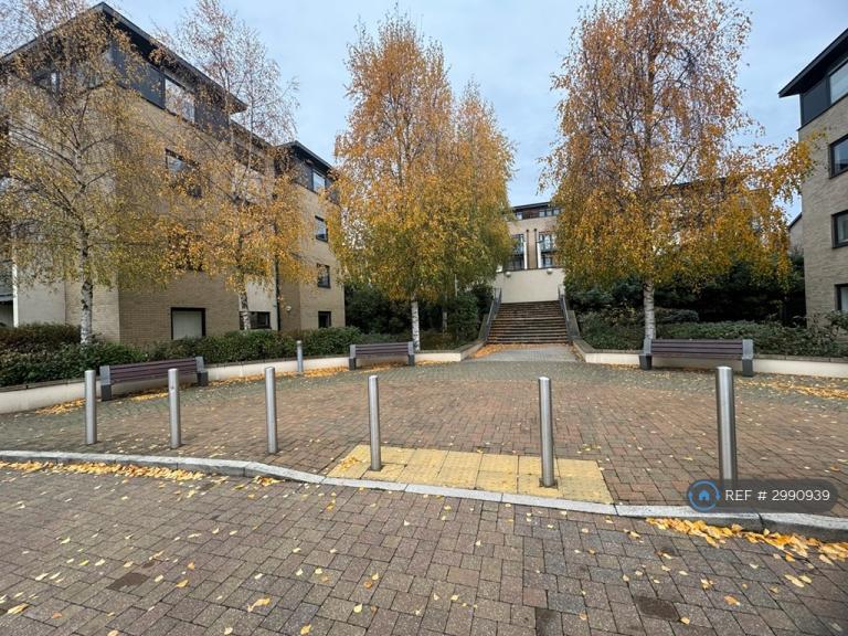 Flat Peacock Close in Greater London