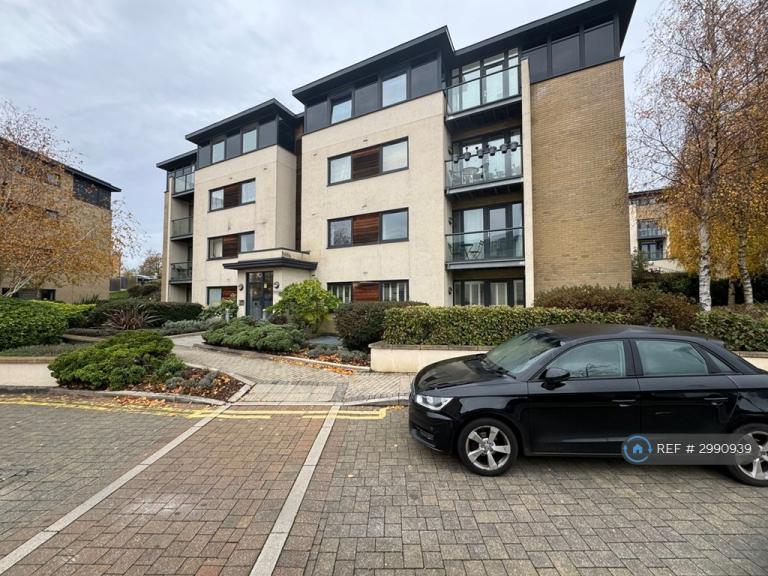 Flat Peacock Close in Greater London