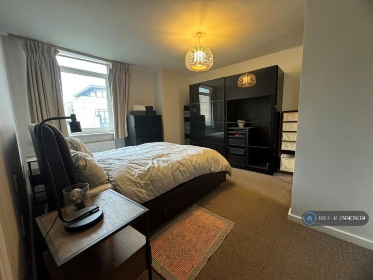 Flat Peacock Close in Greater London