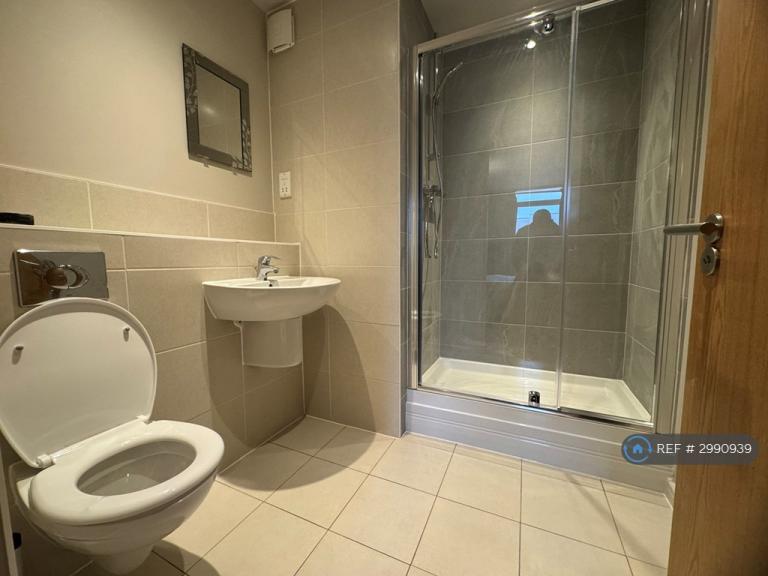 Flat Peacock Close in Greater London