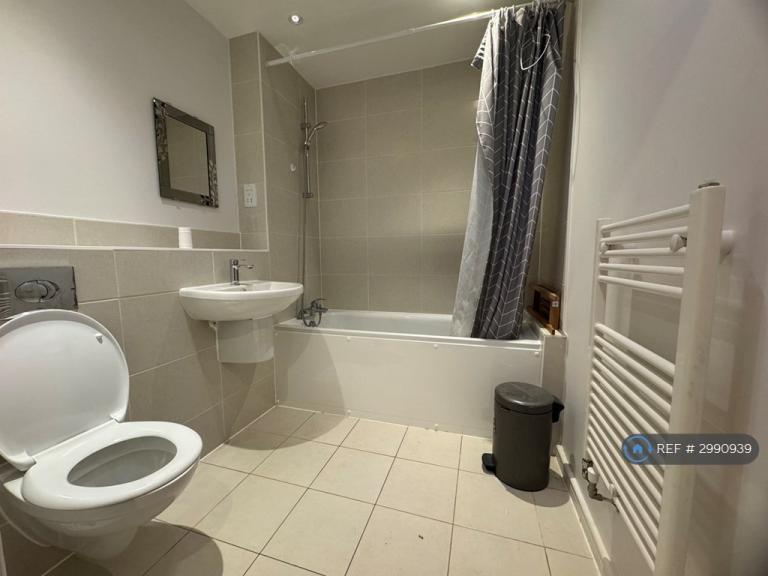 Flat Peacock Close in Greater London