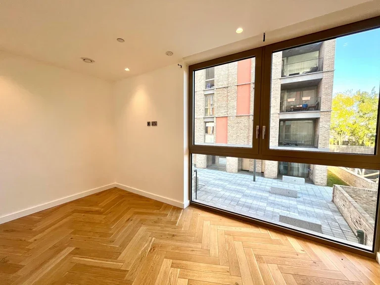 Flat Walm Lane in Greater London