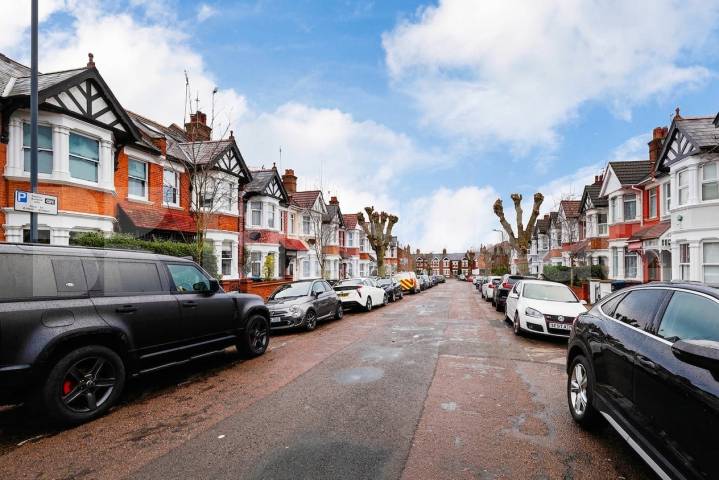 Flat Iverson Road in Greater London