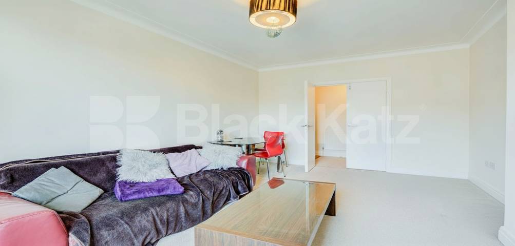 Flat Iverson Road in Greater London