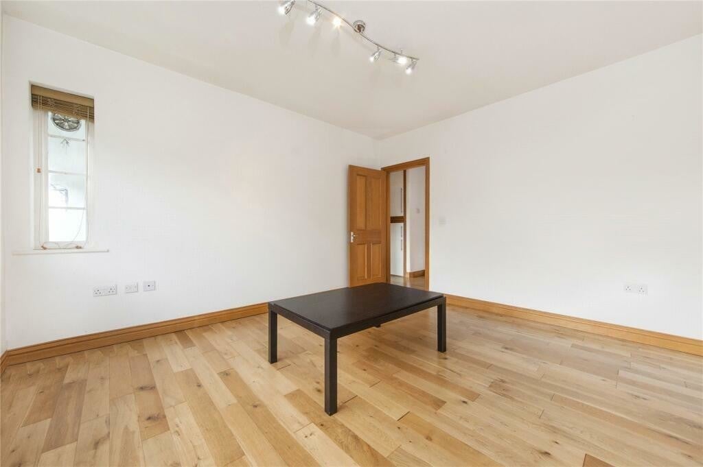 Flat Holyoake Walk in Greater London