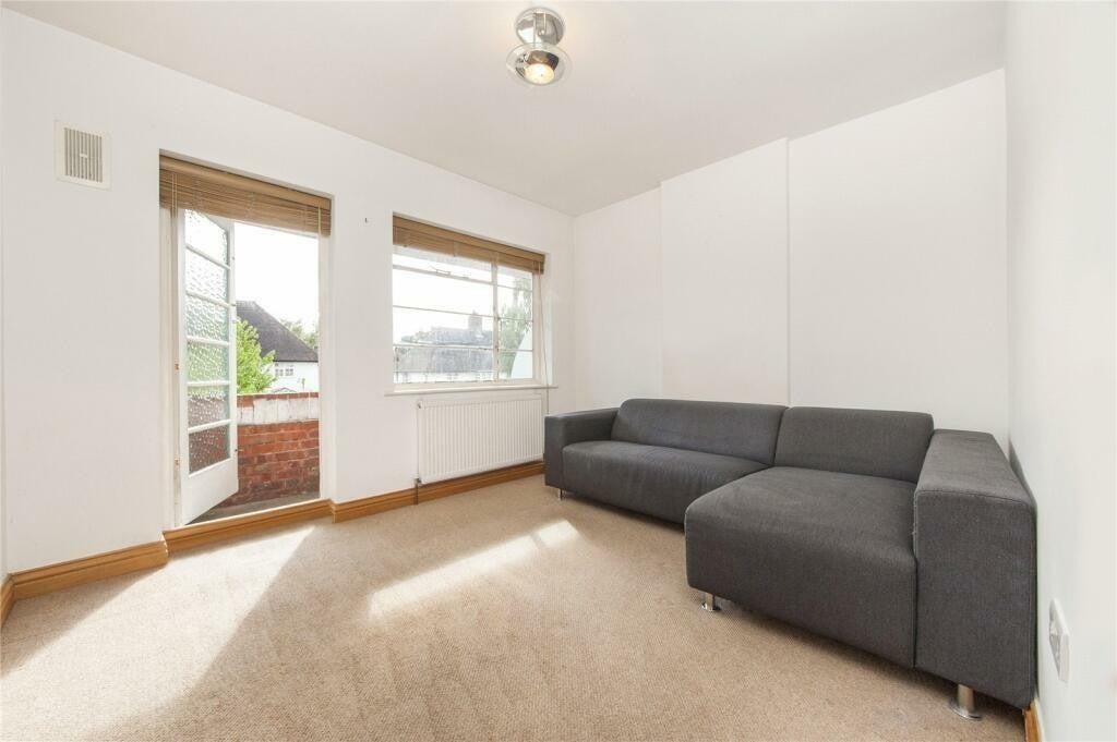 Flat Holyoake Walk in Greater London
