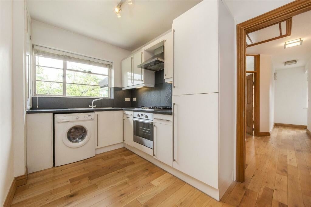Flat Holyoake Walk in Greater London