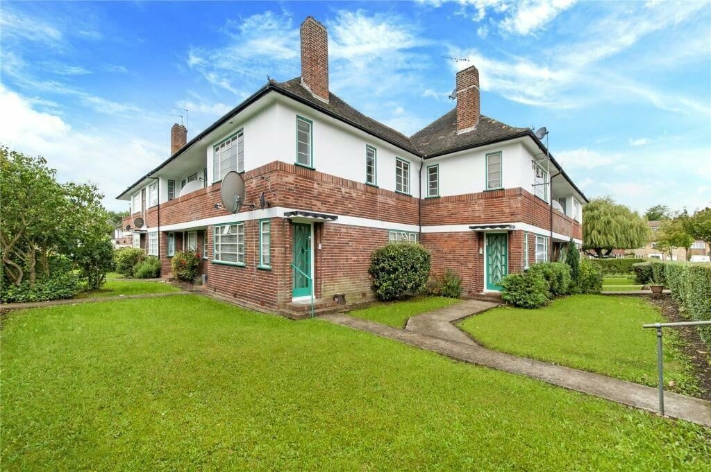 Flat Holyoake Walk in Greater London