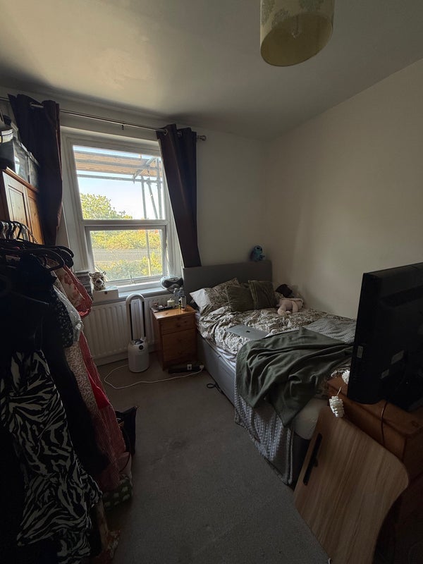 Room Ilderton Road in Greater London