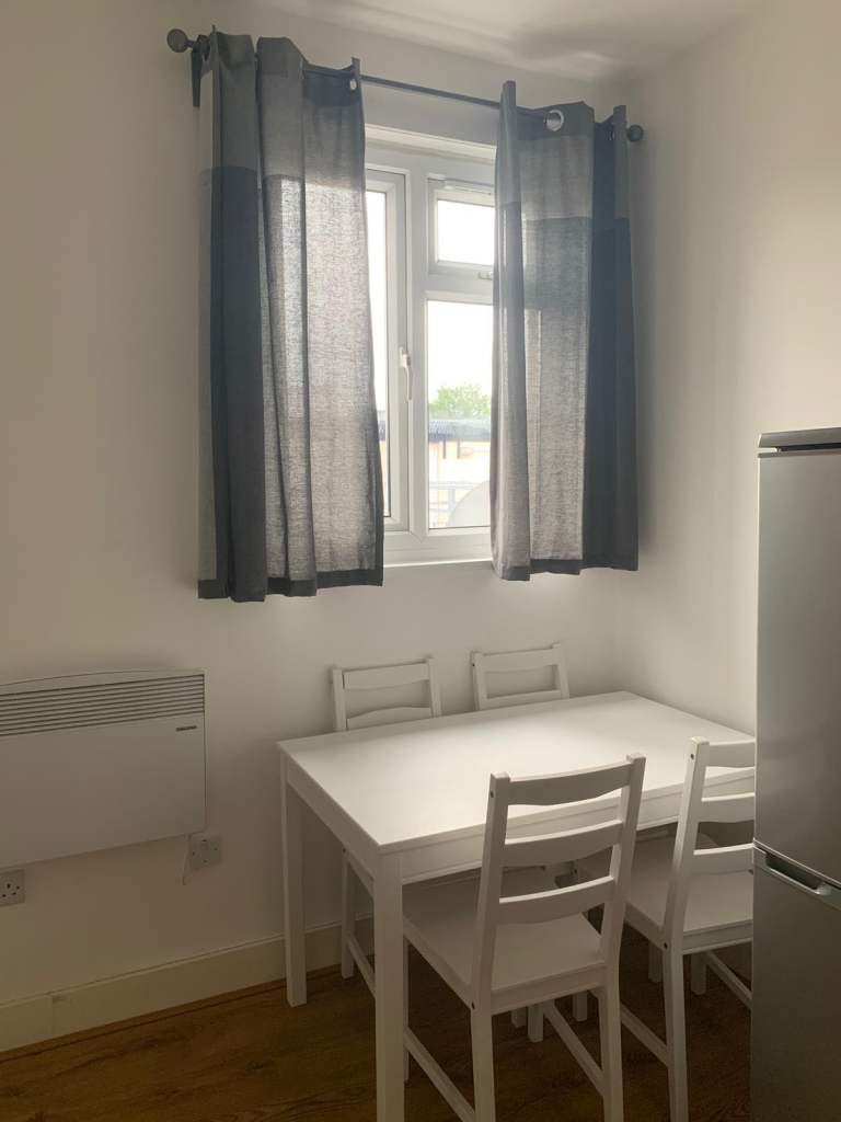 Flat Harlington Road West in Greater London