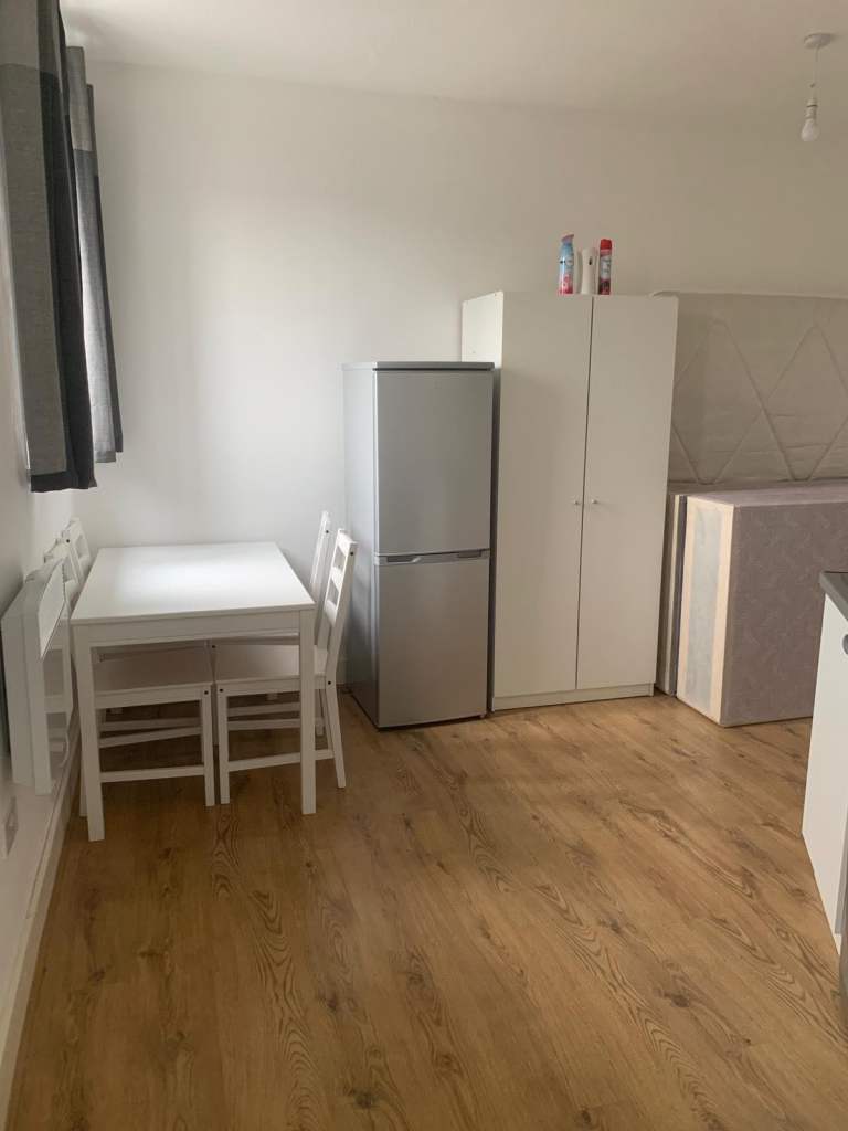 Flat Harlington Road West in Greater London