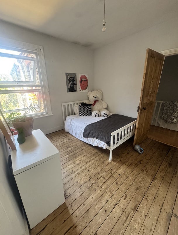Room Brettenham Road in Greater London