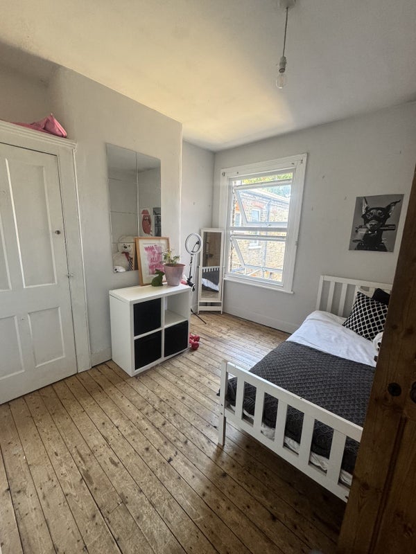 Room Brettenham Road in Greater London