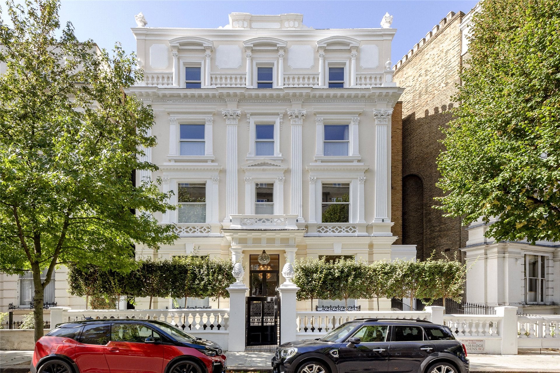 Flat Pembridge Gardens in Greater London