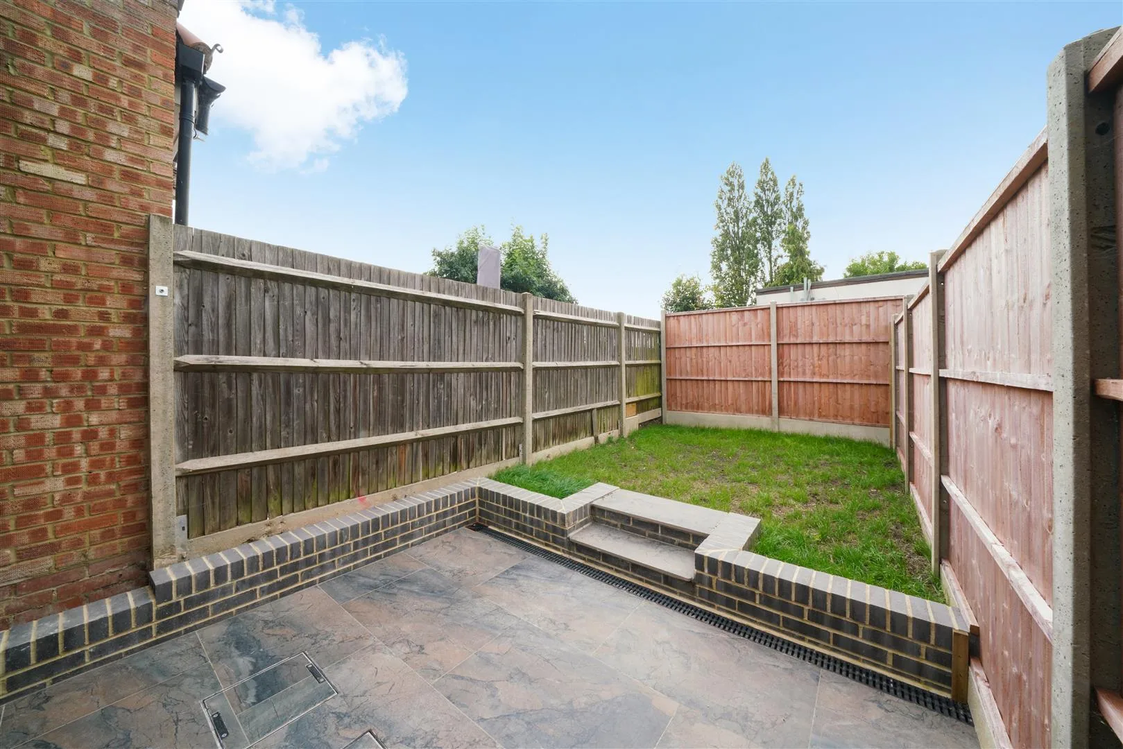 House Whitton Avenue East in Greater London