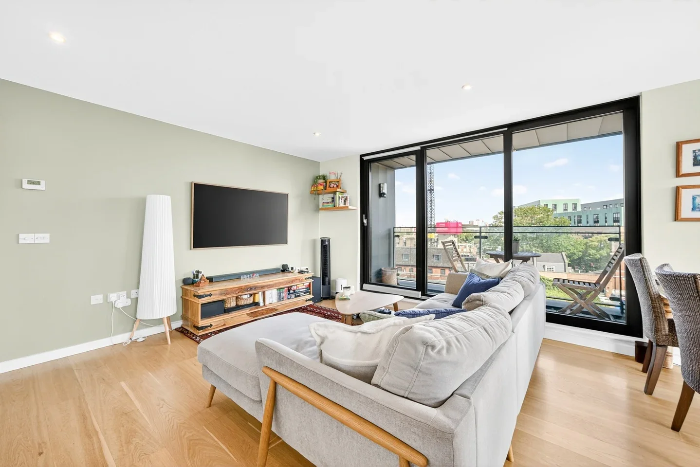 Flat Hardwicks Square in Greater London