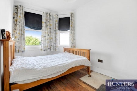 Flat Ballards Lane in Greater London