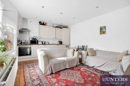 Flat Ballards Lane in Greater London