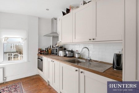 Flat Ballards Lane in Greater London