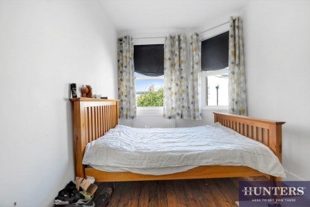 Flat Ballards Lane in Greater London