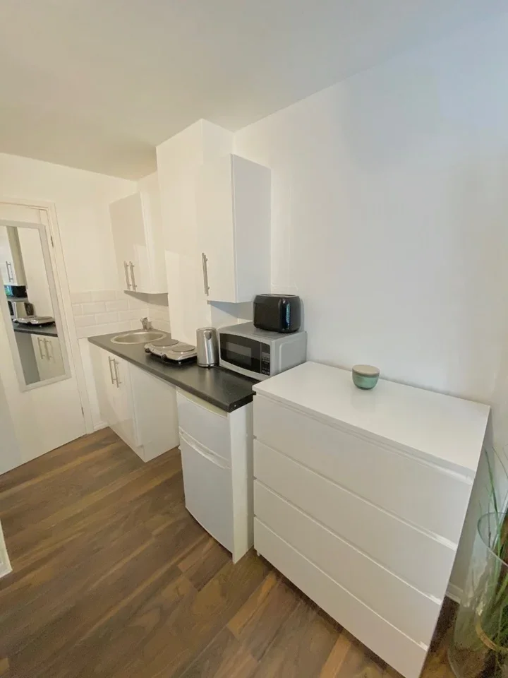 Room Inwen Court in Greater London