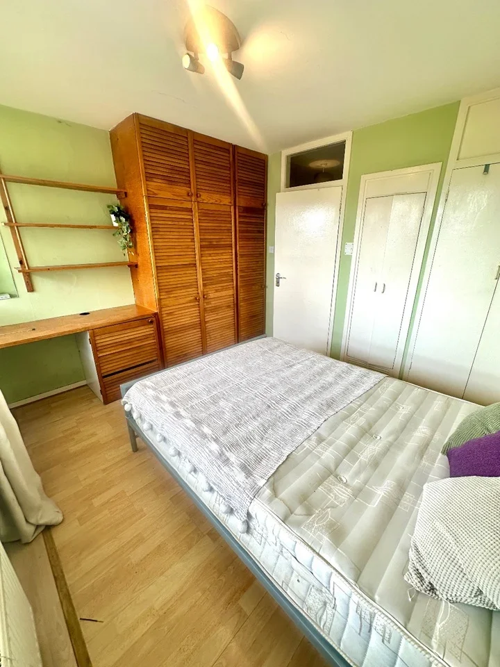 Room Highcliffe Drive in Greater London