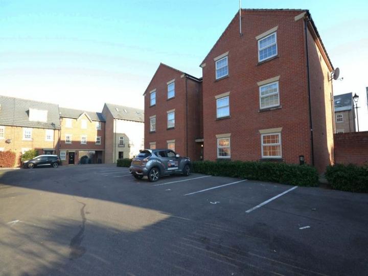 Flat Barnsbridge Grove in Cudworth