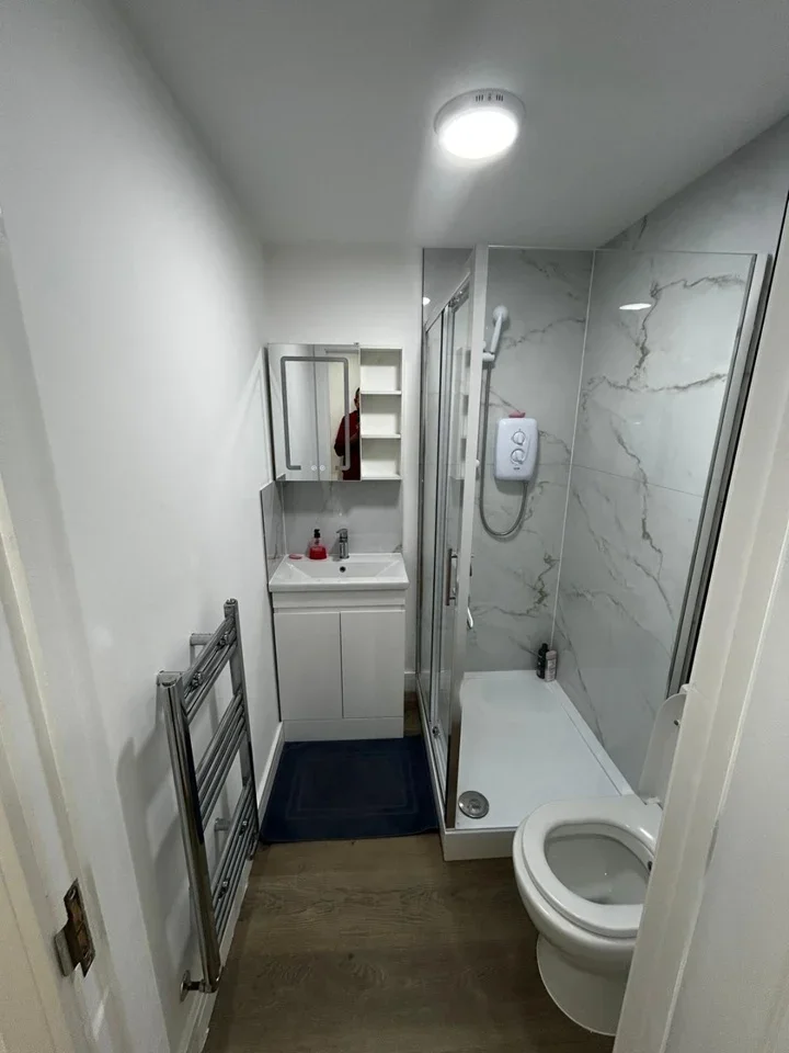 Room Grove Crescent in Greater London