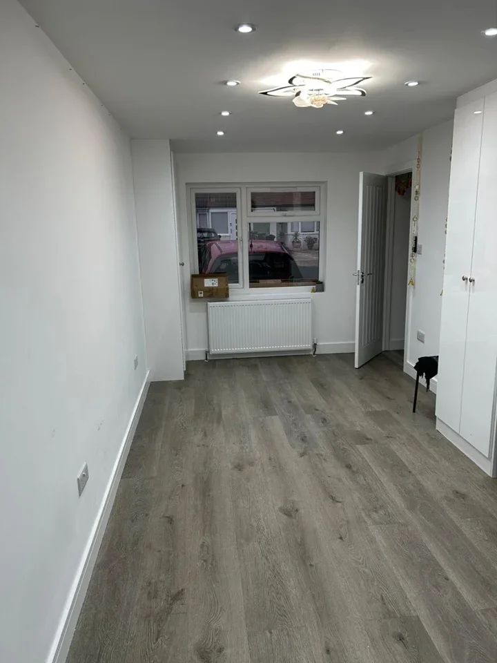 Room Grove Crescent in Greater London