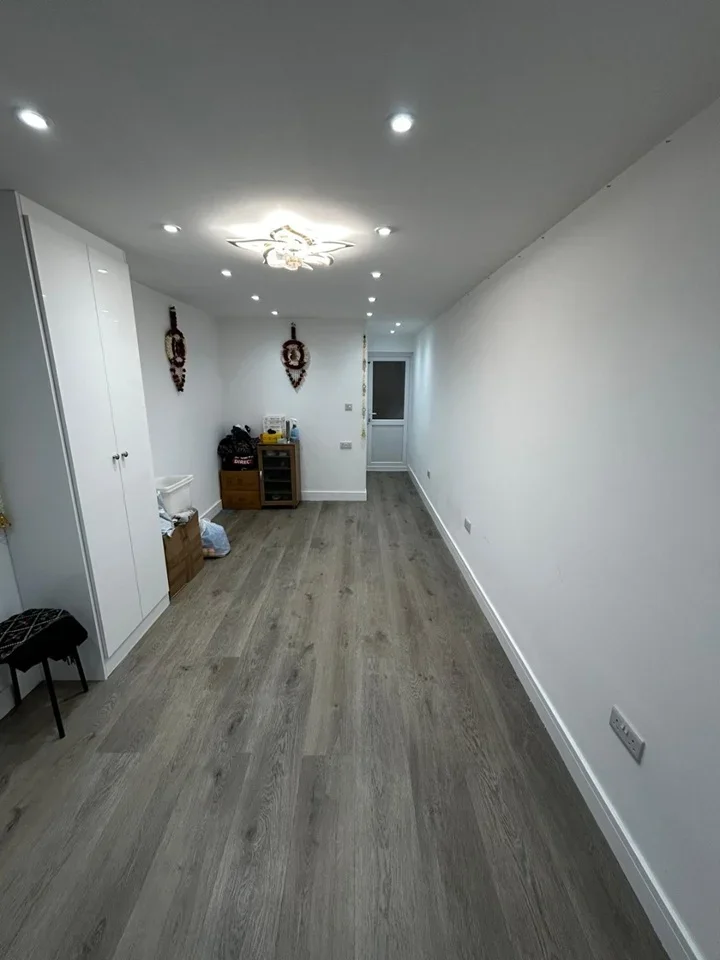 Room Grove Crescent in Greater London