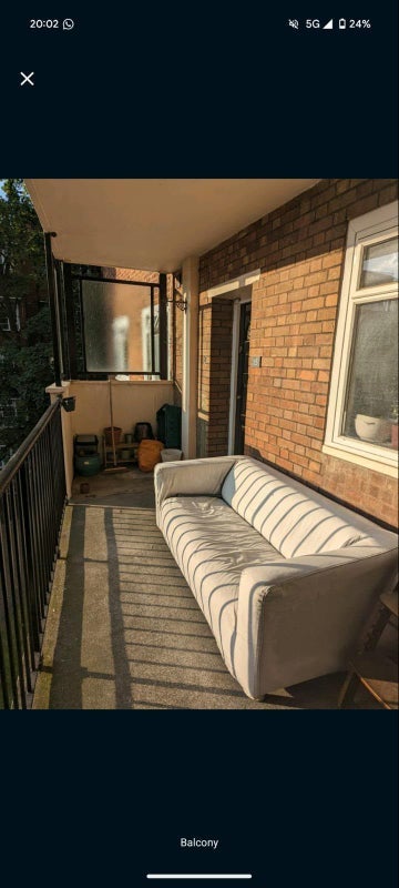 Room Effra Road in Greater London