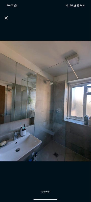 Room Effra Road in Greater London