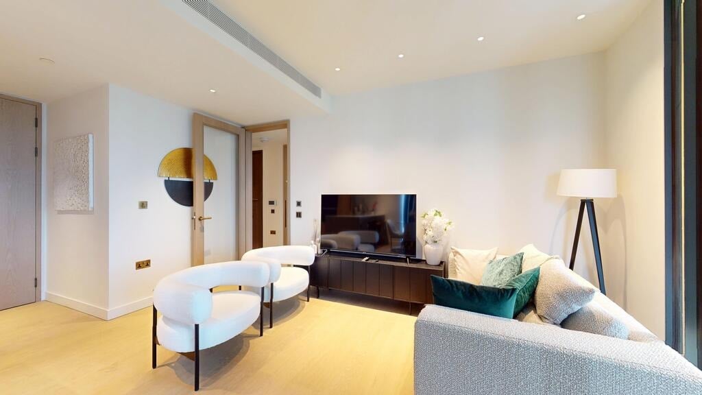 Flat Nine Elms Lane in Greater London