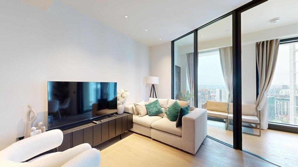 Flat Nine Elms Lane in Greater London