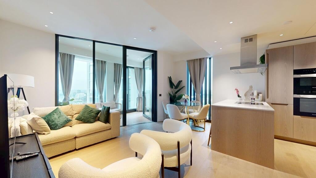 Flat Nine Elms Lane in Greater London