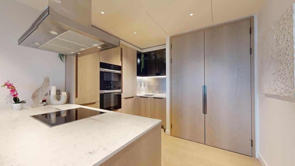 Flat Nine Elms Lane in Greater London