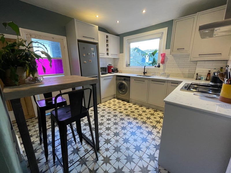 Room Mellison Road in Greater London