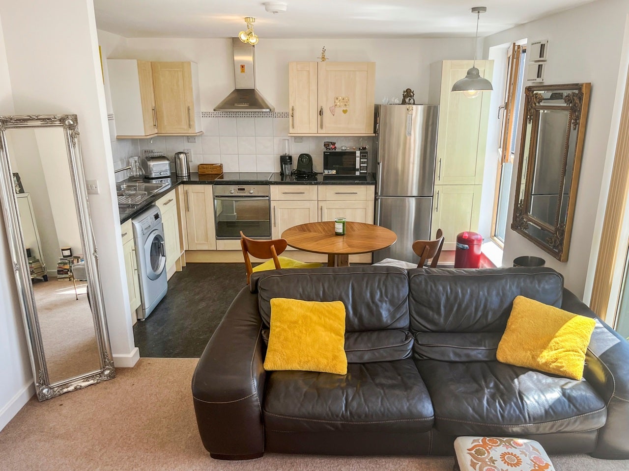 Flat Dairy Close in Greater London