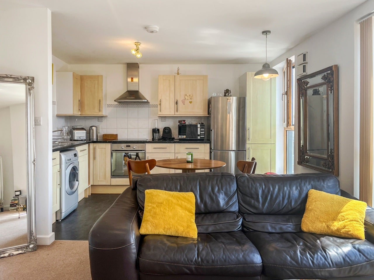 Flat Dairy Close in Greater London