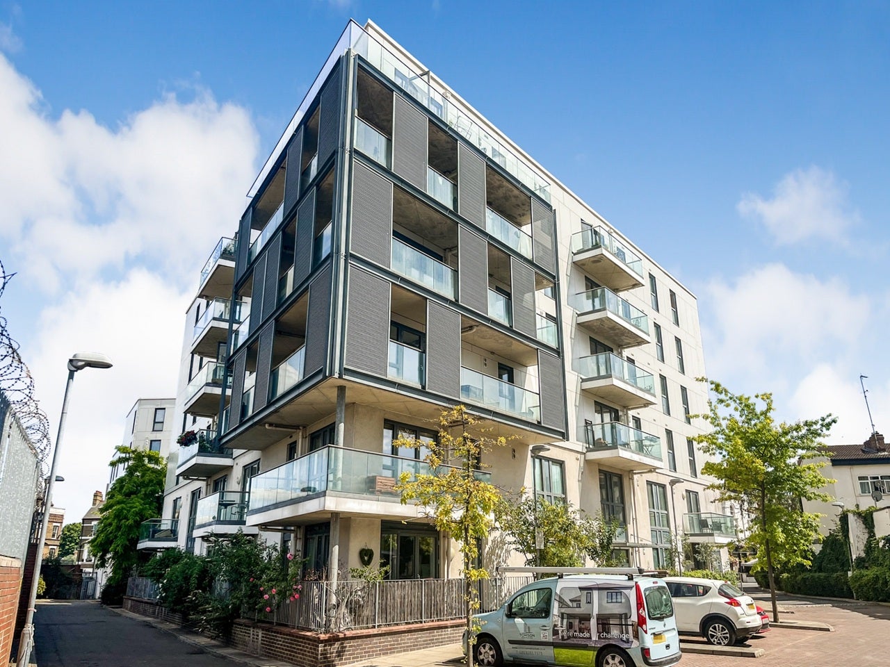 Flat Dairy Close in Greater London