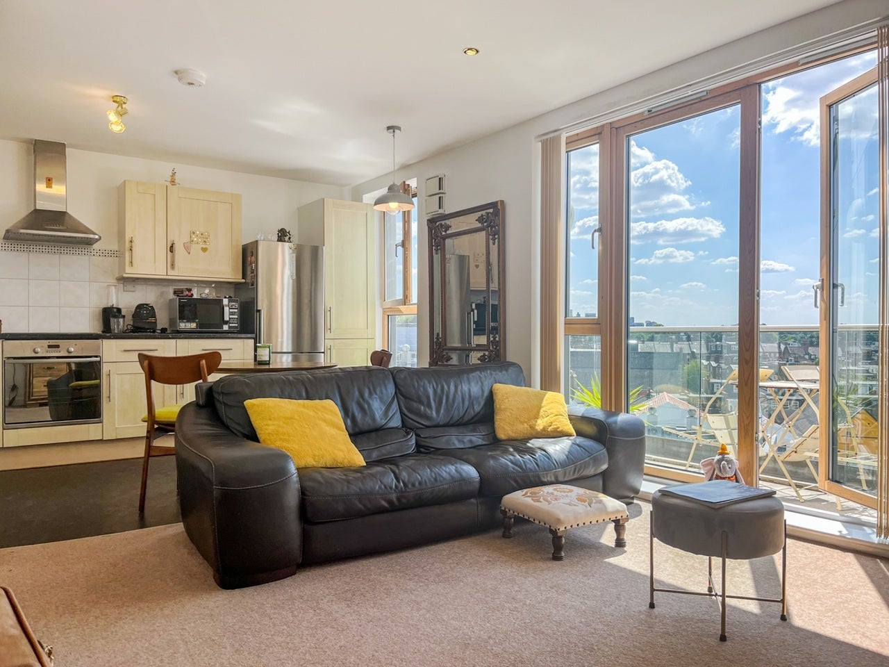 Flat Dairy Close in Greater London