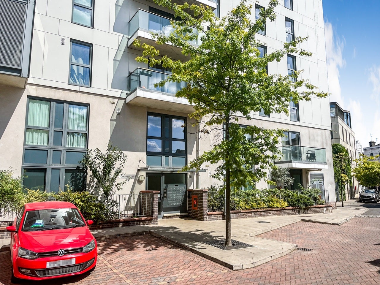 Flat Dairy Close in Greater London