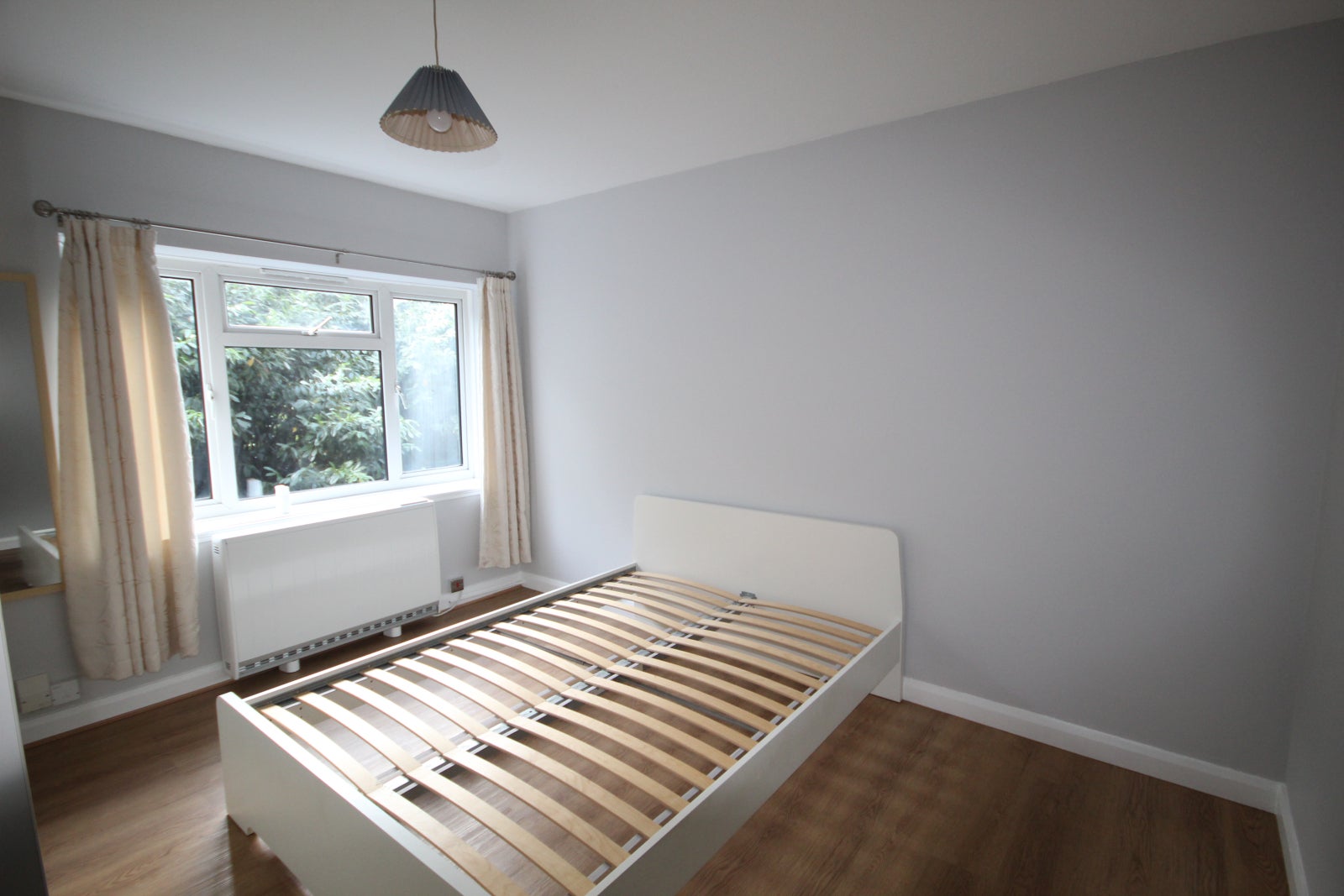Flat Danes Court in Greater London