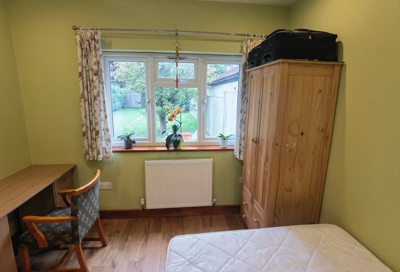 Room Denning Avenue in Greater London