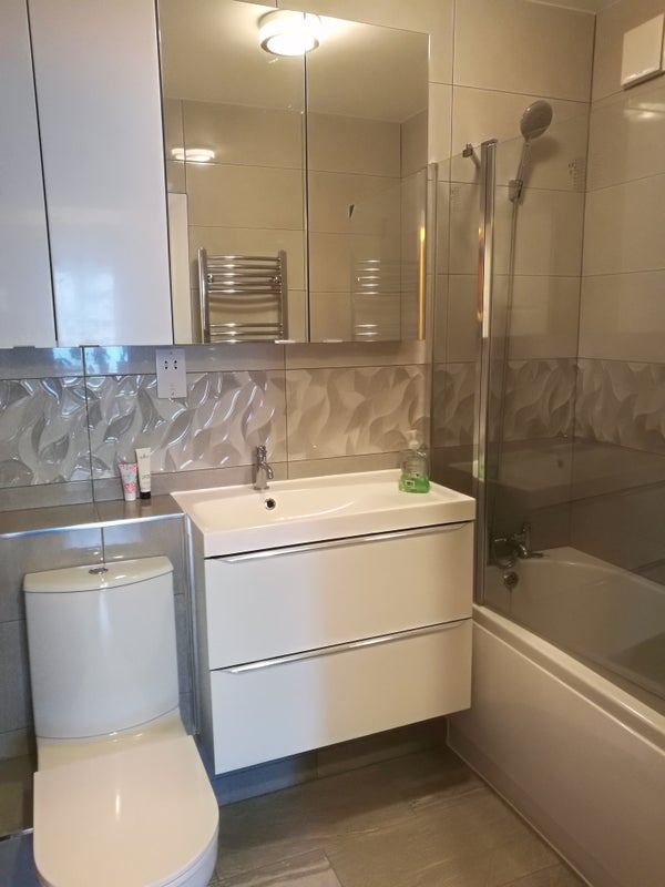 Room Denning Avenue in Greater London