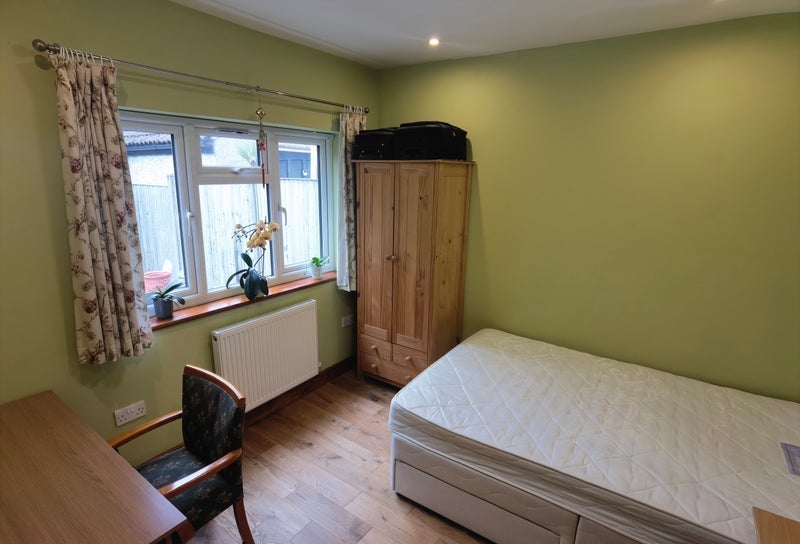 Room Denning Avenue in Greater London