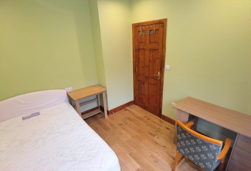 Room Denning Avenue in Greater London
